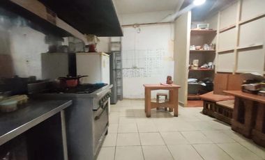 Casa con espacio comercial (comida rápida)