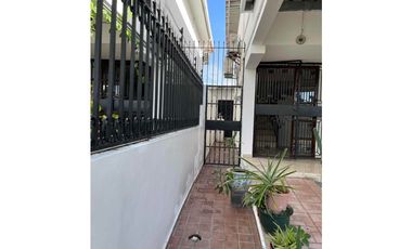 SE VENDE CASA EN CHANIS URB. LOS LAURELES CON TERRAZA 192M