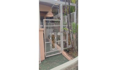 SE VENDE CASA ESQUINERA EN ALTOS DE PANAMA CON TERRAZA