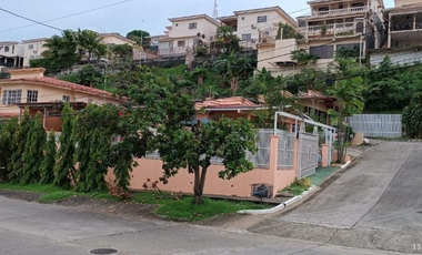 SE VENDE CASA ESQUINERA EN ALTOS DE PANAMA CON TERRAZA