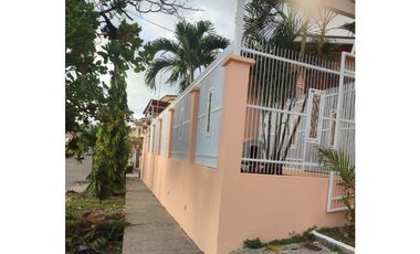 SE VENDE CASA ESQUINERA EN ALTOS DE PANAMA CON TERRAZA