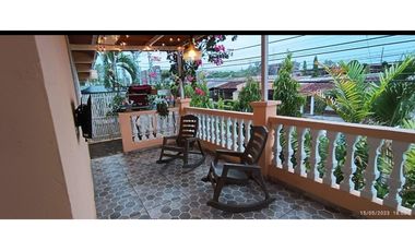 SE VENDE CASA ESQUINERA EN ALTOS DE PANAMA CON TERRAZA