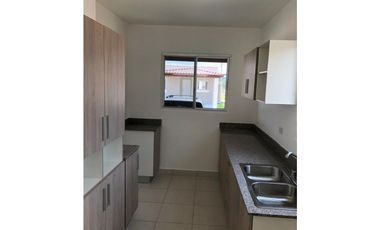 SE ALQUILA CASA EN PH ECOGARDENS EN ARRAIJAN CON TERRAZA AS