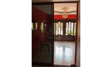 SE VENDE CASA EN BRISAS DEL GOLF CON TERRAZA Y PISCINA