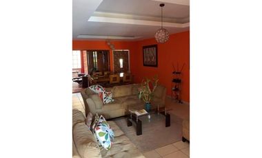 SE VENDE CASA EN BRISAS DEL GOLF CON TERRAZA Y PISCINA