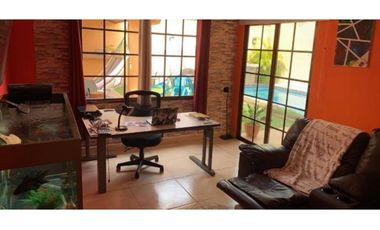 SE VENDE CASA EN BRISAS DEL GOLF CON TERRAZA Y PISCINA