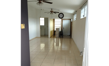 SE VENDE CASA EN BRISAS DEL GOLF CON TERRAZA Y AMPLIO PATIO