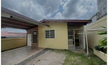 SE VENDE CASA EN BRISAS DEL GOLF CON TERRAZA Y AMPLIO PATIO