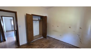 Chalet emplazado sobre 2 lotes de 400 m2.