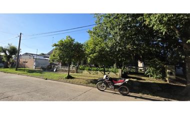 Chalet emplazado sobre 2 lotes de 400 m2.