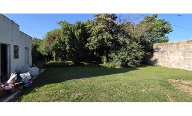 Chalet emplazado sobre 2 lotes de 400 m2.