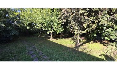 Chalet emplazado sobre 2 lotes de 400 m2.