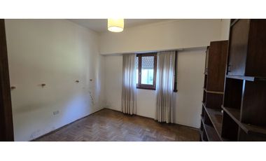 Chalet emplazado sobre 2 lotes de 400 m2.