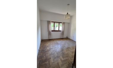 Chalet emplazado sobre 2 lotes de 400 m2.