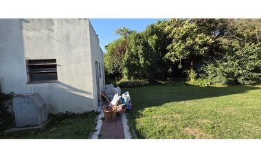 Chalet emplazado sobre 2 lotes de 400 m2.