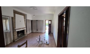 Chalet emplazado sobre 2 lotes de 400 m2.