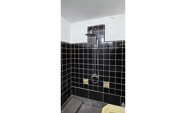 Chalet emplazado sobre 2 lotes de 400 m2.