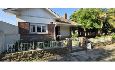 Chalet emplazado sobre 2 lotes de 400 m2.