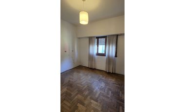 Chalet emplazado sobre 2 lotes de 400 m2.