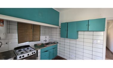 Chalet emplazado sobre 2 lotes de 400 m2.