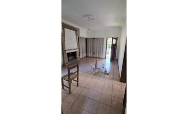 Chalet emplazado sobre 2 lotes de 400 m2.