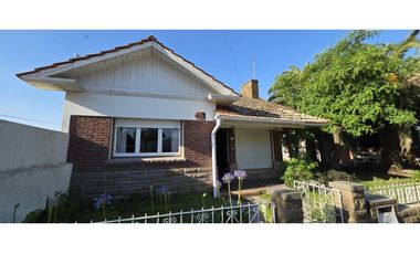 Chalet emplazado sobre 2 lotes de 400 m2.