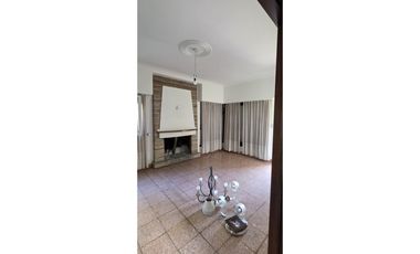 Chalet emplazado sobre 2 lotes de 400 m2.