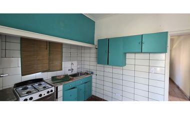 Chalet emplazado sobre 2 lotes de 400 m2.