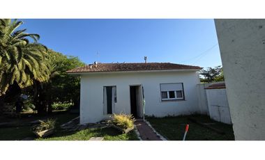 Chalet emplazado sobre 2 lotes de 400 m2.