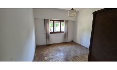 Chalet emplazado sobre 2 lotes de 400 m2.