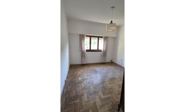 Chalet emplazado sobre 2 lotes de 400 m2.
