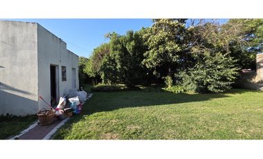 Chalet emplazado sobre 2 lotes de 400 m2.