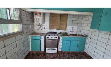 Chalet emplazado sobre 2 lotes de 400 m2.