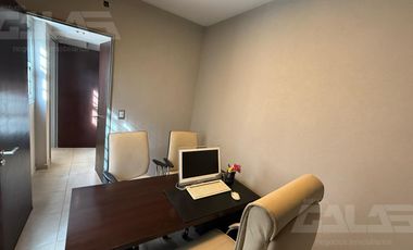 Oficina en Castelar Norte - 3 despachos - 2 salas de reunión -  2 Baños - Balcón -