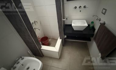 Oficina en Castelar Norte - 3 despachos - 2 salas de reunión -  2 Baños - Balcón -