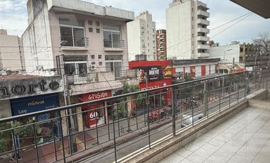 Oficina en Castelar Norte - 3 despachos - 2 salas de reunión -  2 Baños - Balcón -