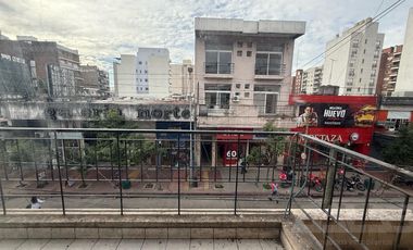 Oficina en Castelar Norte - 3 despachos - 2 salas de reunión -  2 Baños - Balcón -