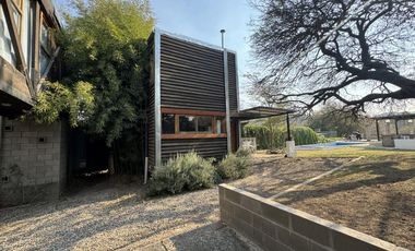 Complejo con bajada al rio en un lugar único de Villa los Aromos