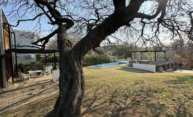 Complejo con bajada al rio en un lugar único de Villa los Aromos