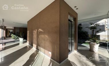Moderno depto.2 amb. Amplios balcones c/ Vista.Cochera fija 2 autos. Edificio c/piscina, sum y seguridad, sobre Av. Maipú.