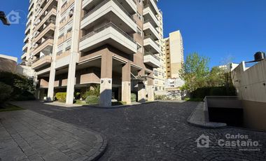 Moderno depto.2 amb. Amplios balcones c/ Vista.Cochera fija 2 autos. Edificio c/piscina, sum y seguridad, sobre Av. Maipú.