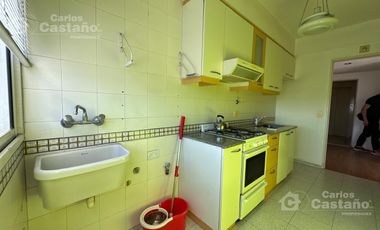 Moderno depto.2 amb. Amplios balcones c/ Vista.Cochera fija 2 autos. Edificio c/piscina, sum y seguridad, sobre Av. Maipú.