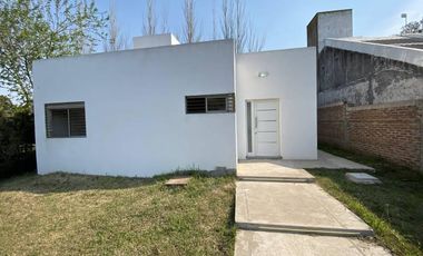 Casa de dos dormitorios Bº El Castillo en alquiler