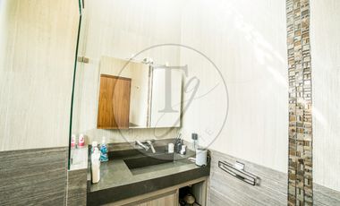 Exclusiva casa en Venta con acabados premium en Condado de Sayavedra