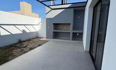 Duplex alquiler 2 dormitorios 1 baño con patio San Ignacio Village