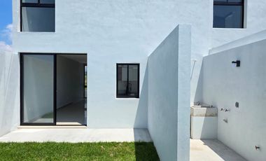 CASA EN VENTA 2 PLANTAS, 2 RECÁMARAS, 2.5 BAÑOS, COCHERA PARA 2 AUTOS
