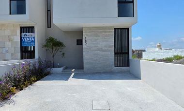 CASA EN VENTA 2 PLANTAS, 2 RECÁMARAS, 2.5 BAÑOS, COCHERA PARA 2 AUTOS