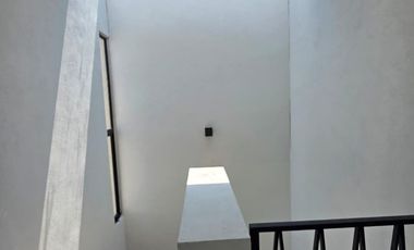 CASA EN VENTA 2 PLANTAS, 2 RECÁMARAS, 2.5 BAÑOS, COCHERA PARA 2 AUTOS