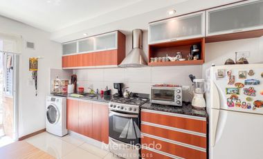 Depto 2 amb al frente con Balcón   Cochera muy amplia y baulera Zona Aldrey