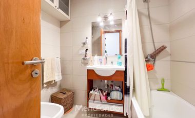 Depto 2 amb al frente con Balcón   Cochera muy amplia y baulera Zona Aldrey